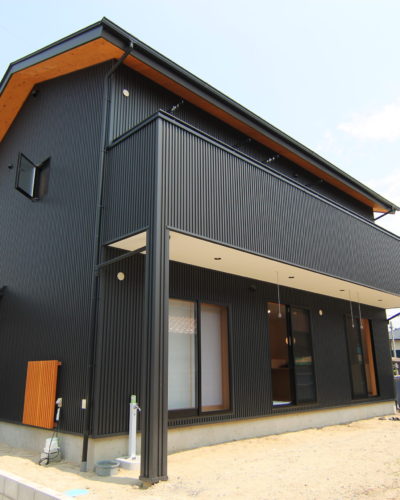 愛知県弥富市　黒ガルバリウム鋼板外壁　新築注文住宅